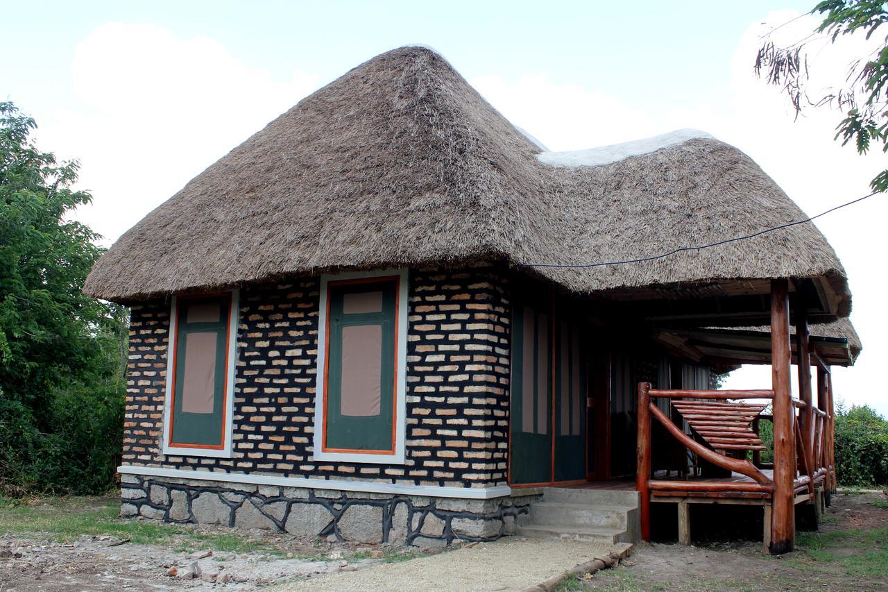 Irungu Forest Safari Lodge Katunguru エクステリア 写真