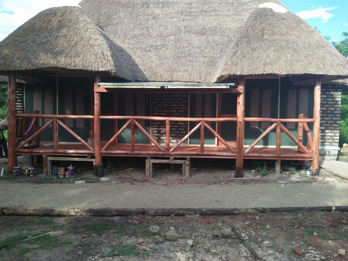 Irungu Forest Safari Lodge Katunguru エクステリア 写真