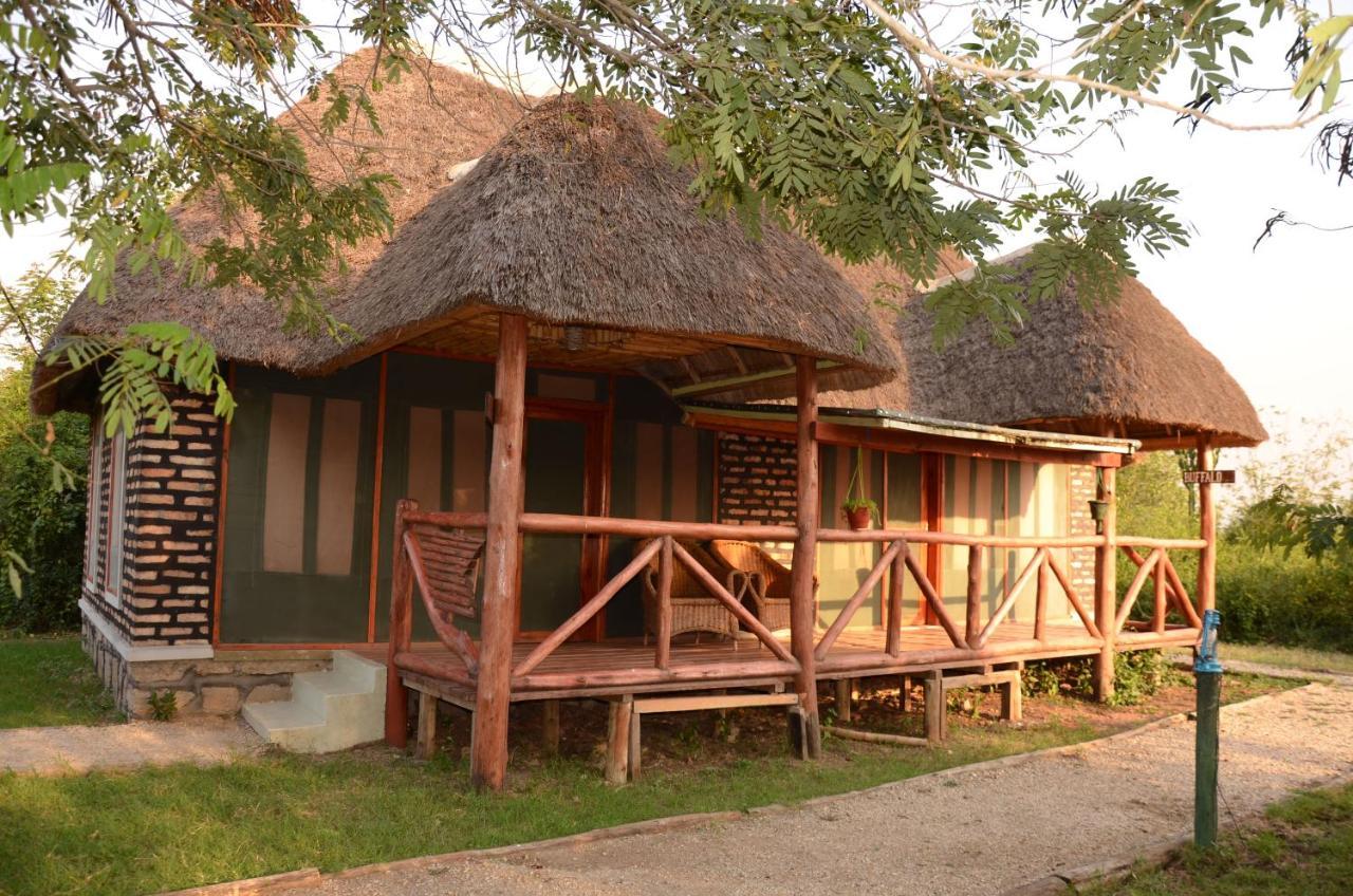 Irungu Forest Safari Lodge Katunguru エクステリア 写真