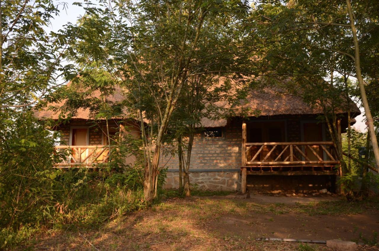Irungu Forest Safari Lodge Katunguru エクステリア 写真