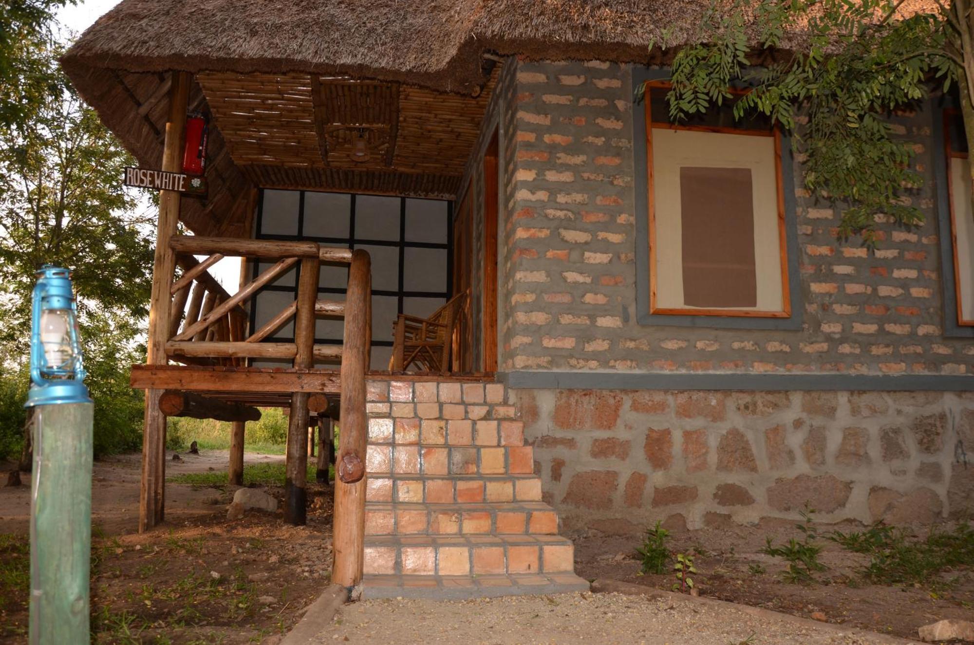 Irungu Forest Safari Lodge Katunguru エクステリア 写真