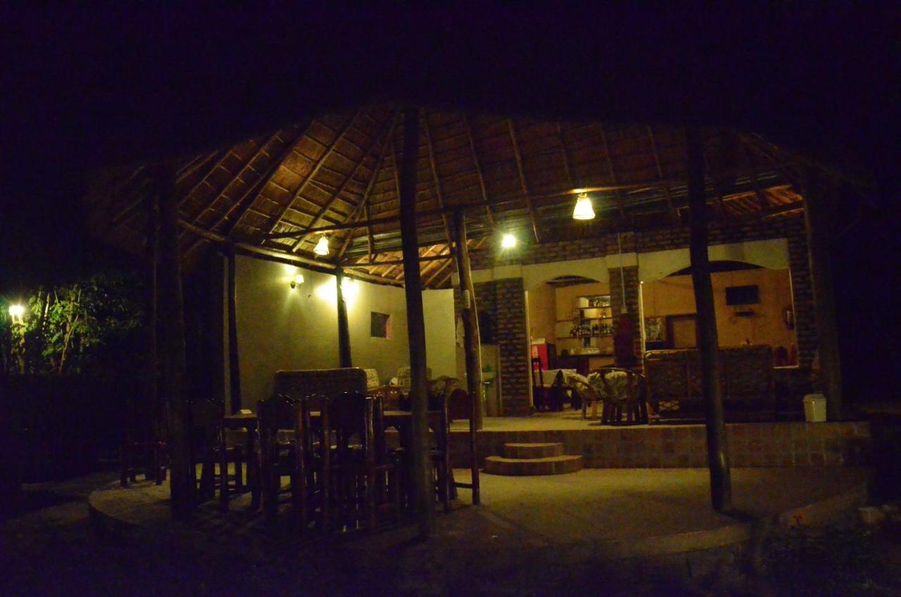 Irungu Forest Safari Lodge Katunguru エクステリア 写真