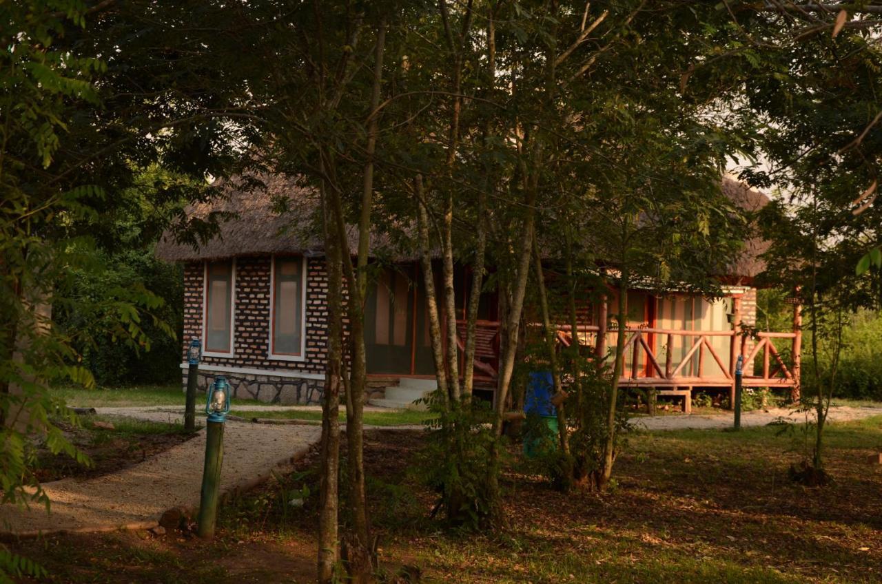 Irungu Forest Safari Lodge Katunguru エクステリア 写真