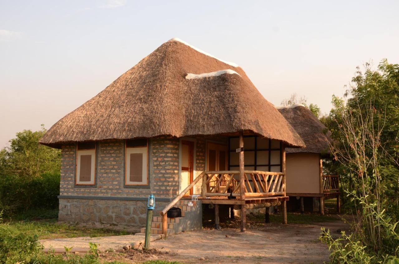 Irungu Forest Safari Lodge Katunguru エクステリア 写真